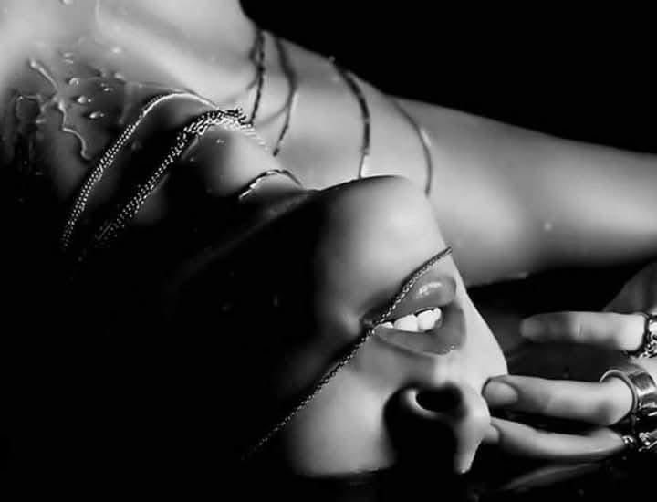 تٌعٌآلَى…
نِفُسِدٍ هّدٍوٌء..
هّذِهّ آلَلَيَلَةّ..