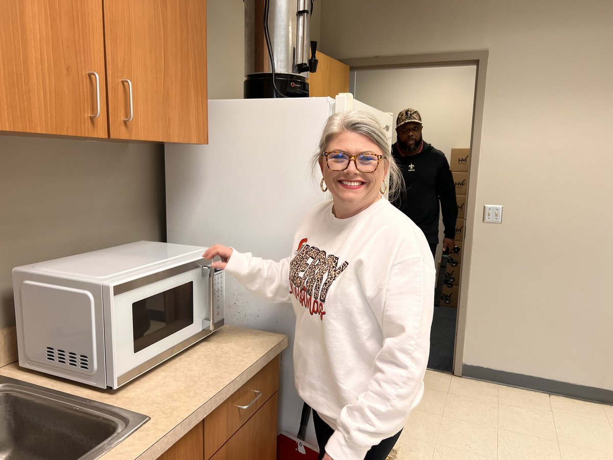 Big thanks to our PTO for donating TWO brand new microwaves to our teachers to our staff break rooms!!! Thank you PTO for loving our teachers!   <a href="/WoodlawnHighBR/">Woodlawn High</a> <a href="/ebrpschools/">East Baton Rouge Parish School System</a> <a href="/WoodlawnGifted/">Woodlawn Gifted</a> <a href="/EbrMagnet/">EBR Magnet</a>