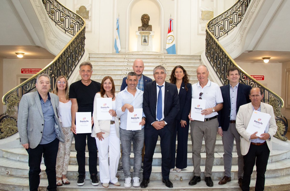 1HCiancio's tweet photo. En #SantaFe avanzamos con la firma de nuevos programas Brigadier por 230 millones,recursos que permitirán que instituciones,comunas y municipios del depto General López trabajen en mejoras para la calidad de vida de los vecinos #Wheelwright #Firmat #VillaCañas #Huges https://t.co/yqzCRmR4gx