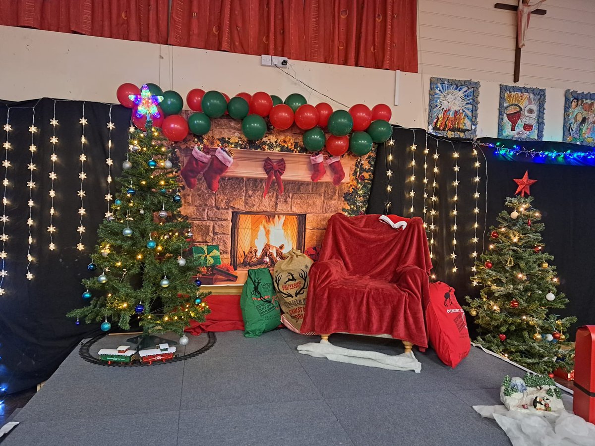 foolsaspull's tweet photo. What a wonderful evening we have had with the main man himself! As always huge thank you to our incredible volunteers who work so hard to make these fantastic events possible! #OurLadys PTA #Christmas2024 #aspullprimaryschool https://t.co/FeHIavK4Da