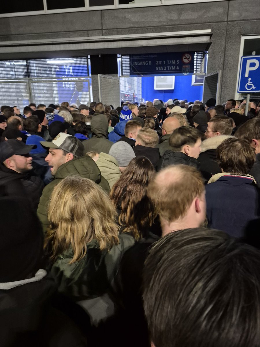 moonzomerdijk's tweet photo. @PECZwolle Schandalig. Dit kan echt niet meer! 19.30 in de rij en dan niet op tijd binnen! 

Er zijn zelfs supporters uit de rij gegaan en richting huis gegaan! Dit kan echt niet meer. Doe er wat aan! https://t.co/IQsYTHKVMJ