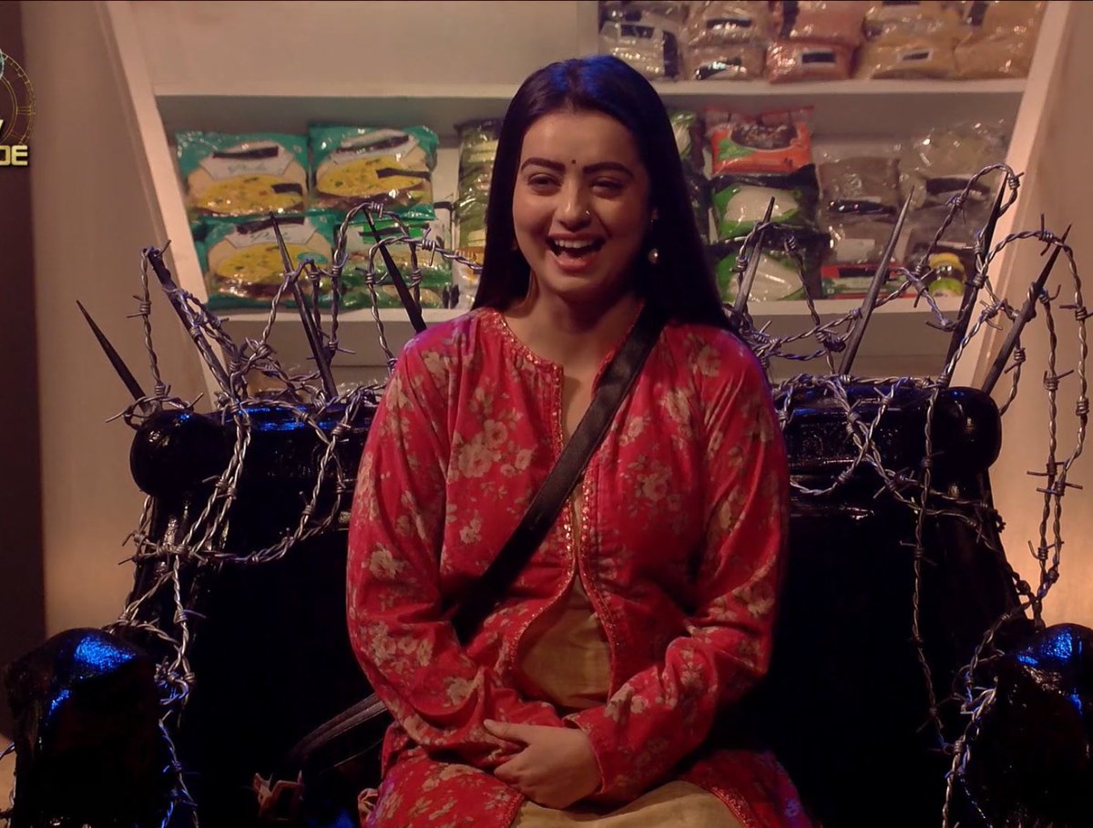 SatyavadiLadki's tweet image. Digvijay stands wt #ChahatPandey &amp;amp; chahat stands up for #DigvijayRathee: even if she’s alone! 

out of all que asked; the question on #pandey was the SHITTIEST! “Chahat is a nobody and no one wants to see her in house” hats off how Chahat handled it wt a positive body language…