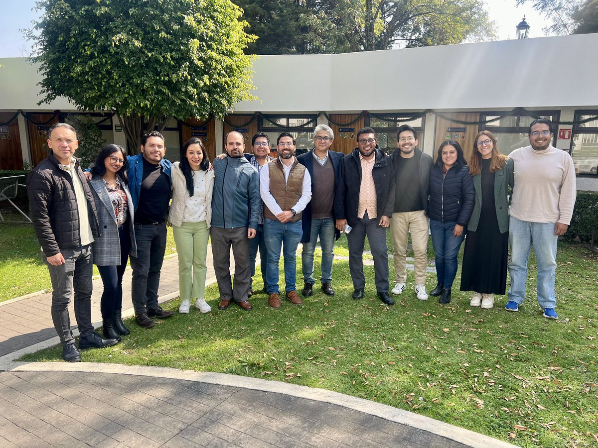 JorgeGuzman_'s tweet photo. Cumplimos un semestre en el @CIDE_DAP. Y acá la foto del recuerdo con el profe @alexvegayo. 

Ccp. @Zuleheval @Ed1tapia 🤙🏼 https://t.co/81v5qSwbfo