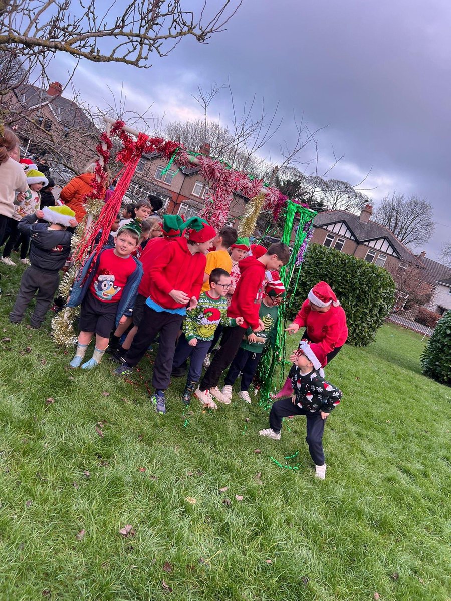 CarnforthSchool's tweet photo. The season has started!!! #santa #parties #wreaths #funrun https://t.co/y26XoOdUSr