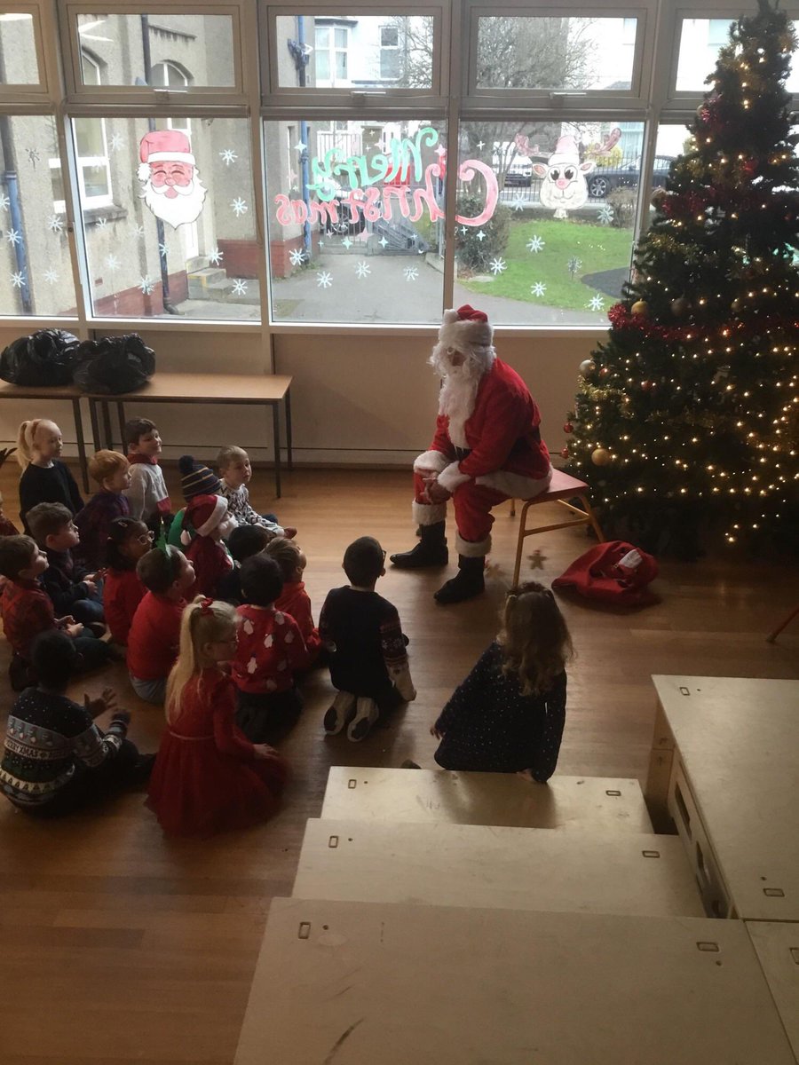 CarnforthSchool's tweet photo. The season has started!!! #santa #parties #wreaths #funrun https://t.co/y26XoOdUSr
