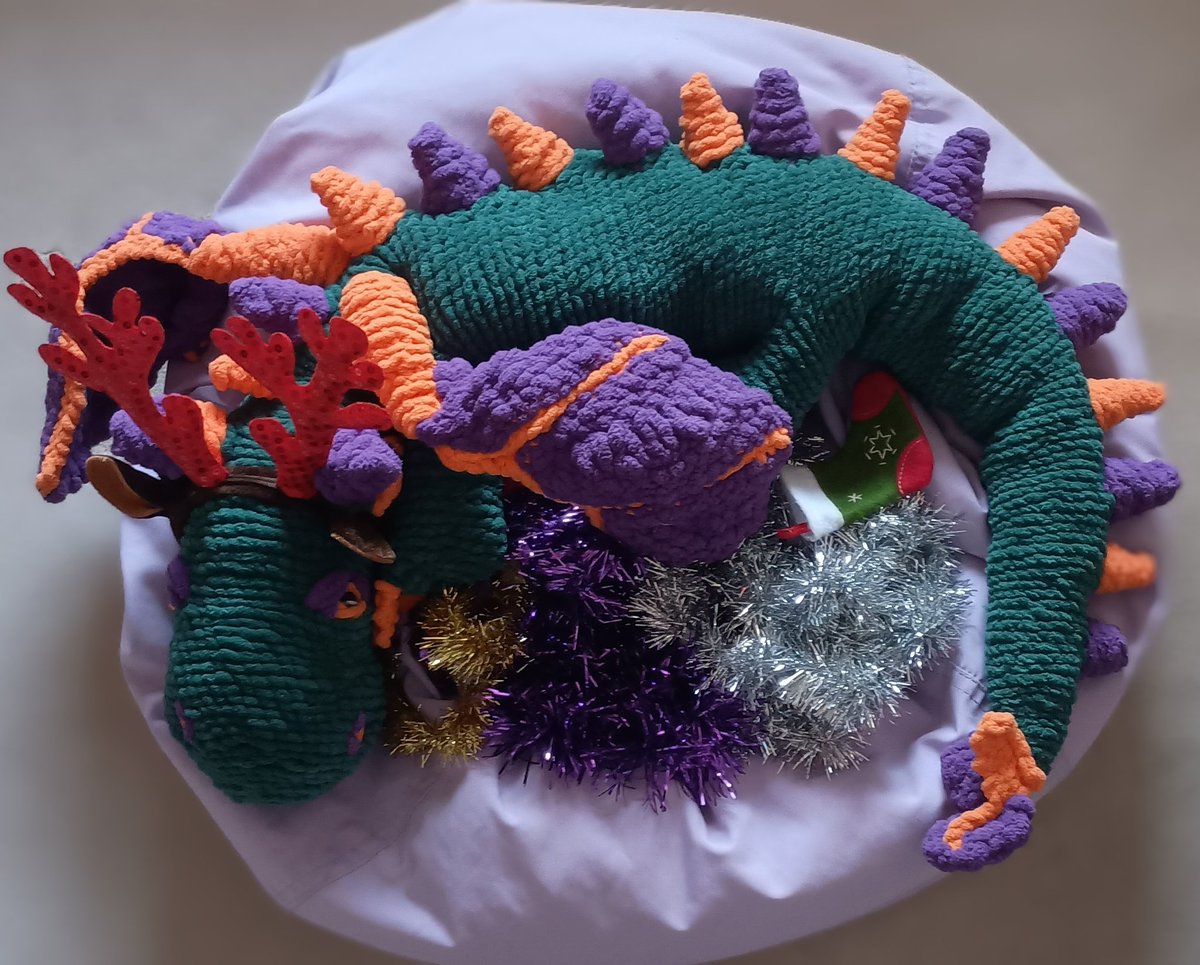 I'll be posting more exciting stuff after Christmas, but for now please enjoy Dart the Dragon and his festive hoard of sparkles ✨ 
#WritingCommunity #authors #crochet