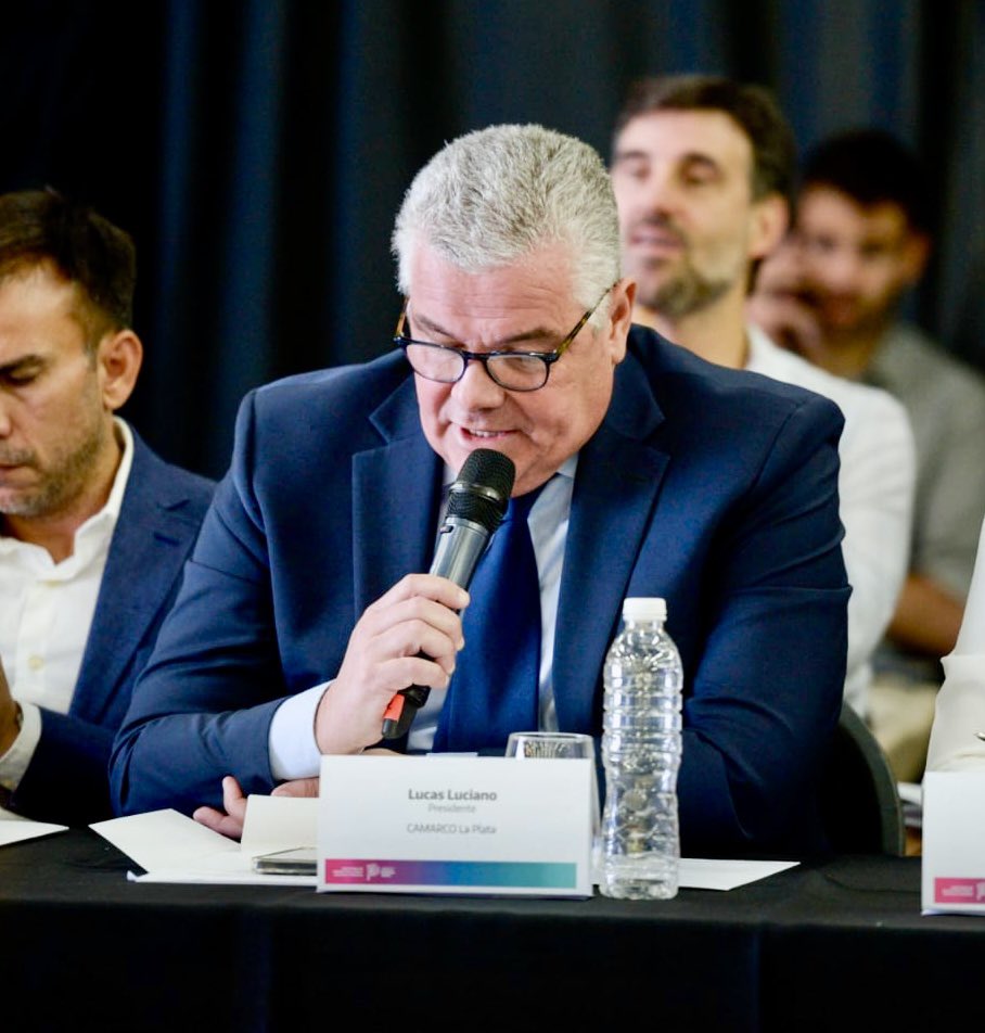 camarco_PBA's tweet photo. 🗣️“(…) Es necesario destacar el esfuerzo ejemplar de nuestras empresas, que priorizaron el cuidado de su personal ante la crisis. Esta determinación muestra nuestra firme convicción: el capital más valioso es el humano”, comentó el presidente de la Cámara, el Lic. Lucas Luciano https://t.co/xBVWjemchz