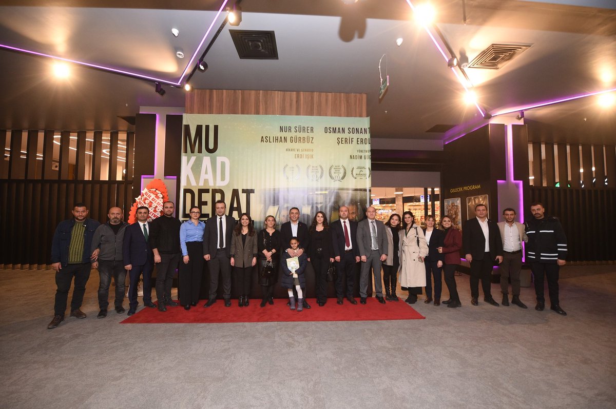 hasanbaltaciyep's tweet photo. Cide ilçemizin güzelliklerini, insanımızın sıcaklığını beyaz perdeye taşıyan, senaristliğini hemşehrimiz Erdi Işık'ın, yönetmenliğini Nadim Güç’ün yaptığı, başrolünde usta oyuncu Nur Sürer’in yer aldığı, tüm kadın emekçilerimize armağan edilen ödüllü film Mukadderat'ın galasını Yuvamız Kastamonu'da gerçekleştirdik. 

İl Başkanımız İlke Karabacak, Merkez İlçe Başkanımız Damla Yılmaz Özcan, Daday Belediye Başkanımız Selahattin Yanık, Cide Belediye Başkanı Nejdet Demir ve hemşehrilerimiz ile birlikte izlediğimiz  bir Kastamonu hikayesi olan eserde emek harcayan herkese teşekkür ediyorum.