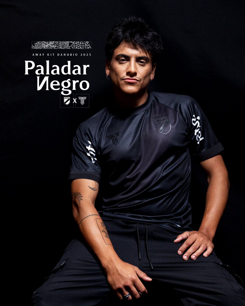 DanubioFC's tweet photo. 😉 𝗣𝗮𝗹𝗮𝗱𝗮𝗿 𝗻𝗲𝗴𝗿𝗼

👕 En homenaje a una hinchada que además de todo, valora la pelota al piso y el buen juego. 

#LaUniversidad🎓 https://t.co/U0hHZDDxKO