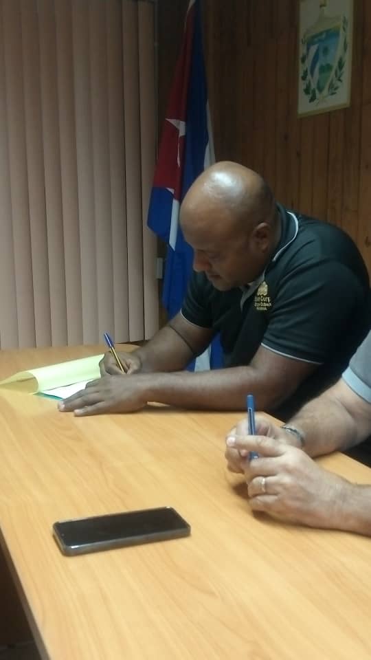 MichelMilnReye1's tweet photo. Recibe el cargo de director de la empresa #Horter de @GEICONCUBA1 en #LaHabanaDeTodos Osmel Trinchera Chapeaut. Exitos en su misión @JairMoralesRod2 @CubaMicons https://t.co/lczBflW7FW