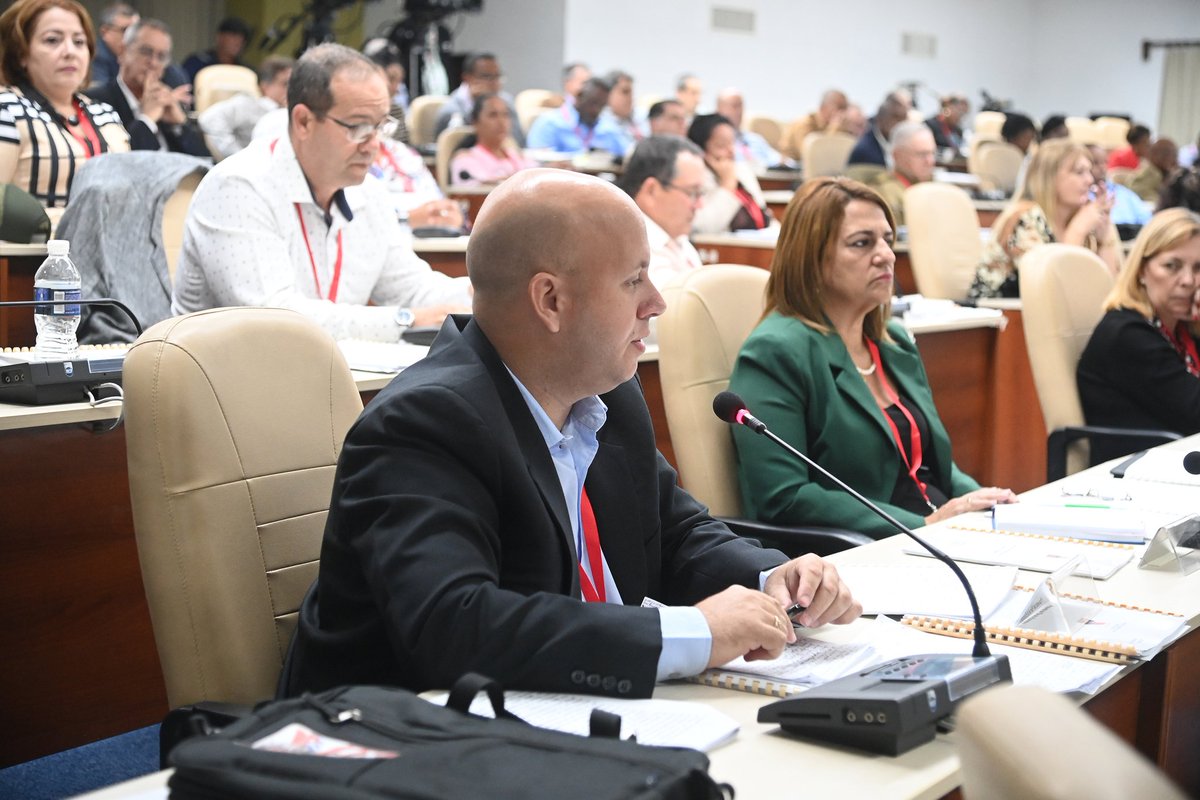 TaniaMCruzHdez's tweet photo. 🗣️Con la presencia de @DiazCanelB miembros del Comité Central debaten temas vitales de la economía y la sociedad cubanas.
👉 En el #IXPlenoCC  las jornadas de análisis se centran en la búsqueda de soluciones a problemáticas de nuestro pueblo, desde de la construcción colectiva. https://t.co/MnsnXvplFf