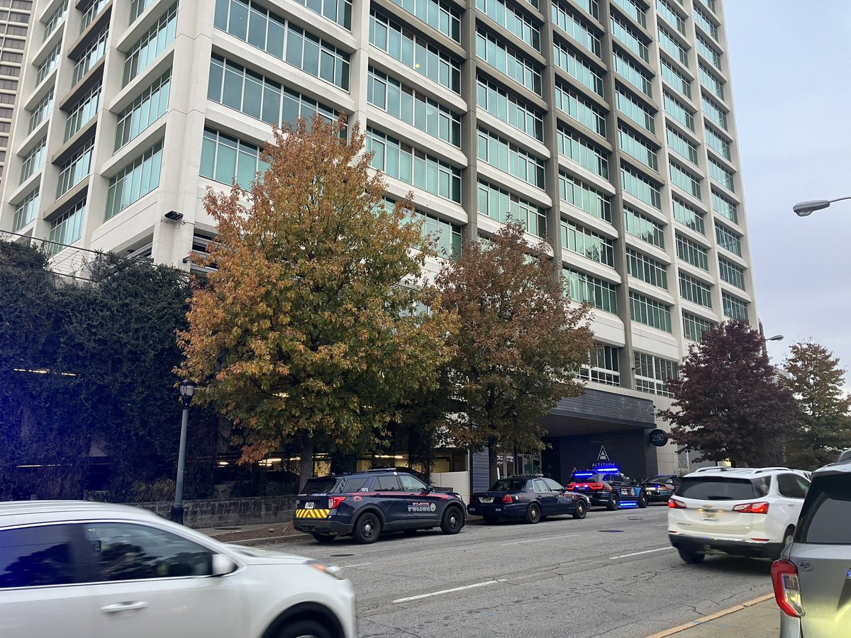 NewswithBridget's tweet image. Atlanta police say a man is dead and a woman in critical condition tonight after he allegedly shot her then jumped out a window at this high-rise in Downtown Atlanta. @ATLNewsFirst