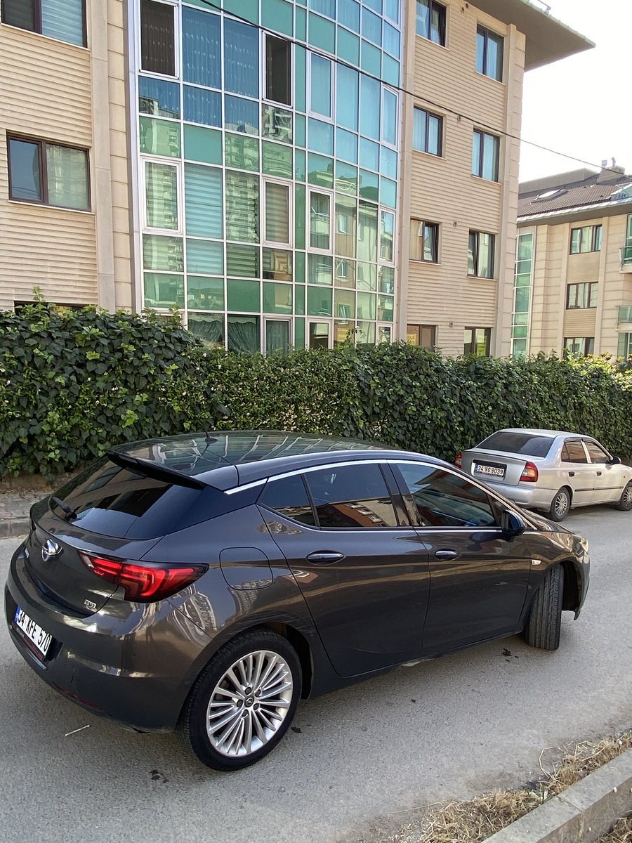 1 yıldır astra k kullanıyorum. Her bakımdan eksiksiz bir araba. Aynı donanımda golf almak istesen +250k ödemen gerekiyor. Dgs şanzımanı gibi bir derdinde yok. Şehiriçi 5.6 litre yakıyor spor moduna aldığında uçuyor buna rağmen o kadar tutulmuyor sebebi nedir?