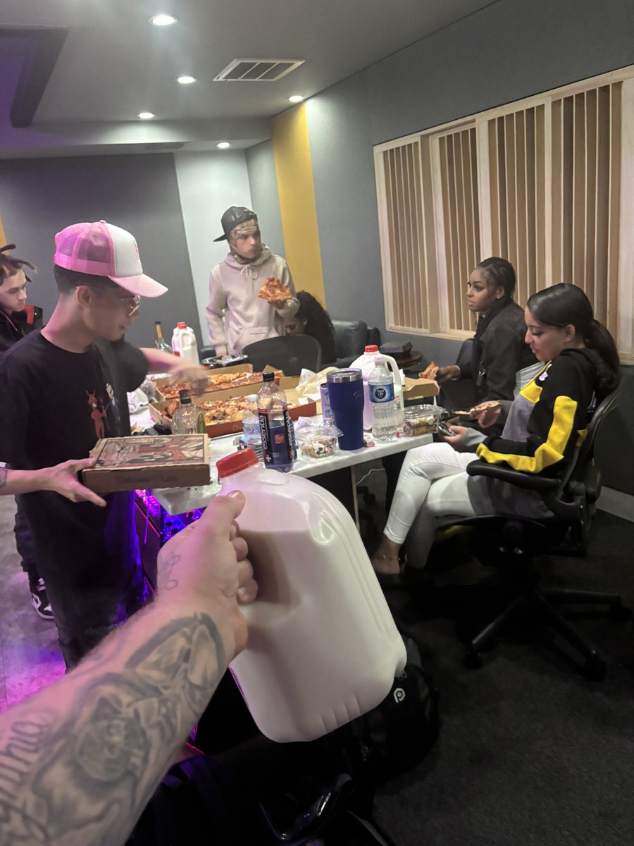 onepercent_ent's tweet photo. #The1PercentWay 🥛💨📈🥂💰 #grandbaystudios #milk #zaycartier #momoneymula #448myway #babybrudda #813 https://t.co/nsgs4xonjz
