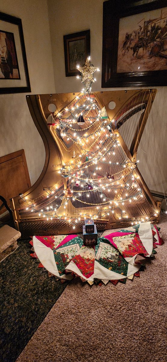 BuckStarrr's tweet photo. In other news.  Hey kids, come gather around the Christmas piano and tell Santa you've been good alllll year.. https://t.co/iywImnGYyq
