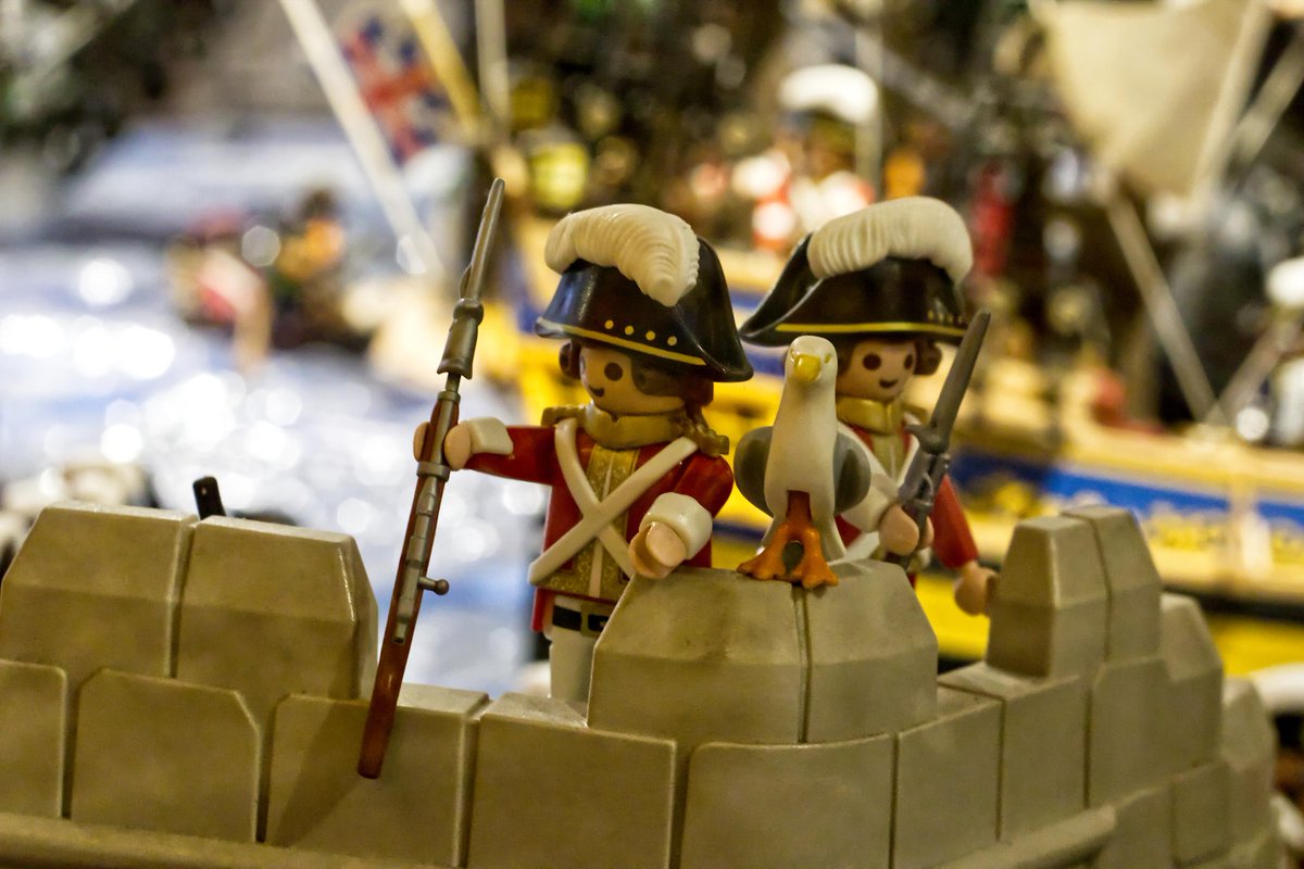 SneppyFluffball's tweet photo. Me an' my fwiend awe guawding da castwe! Seaguww fwiend came to say hi! 🐦💂‍♂️💂‍♀️

#toysoldiers #playtime #imaginativeplay #toysofinstagram #miniatureworld #babyfur #agere #sneppyfluffballphotos https://t.co/SU0sPXNHbe