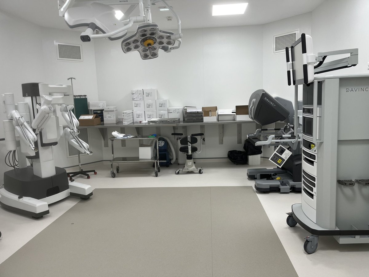 TheJokerGC's tweet photo. Sinon aujourd’hui on a reçu le nouveau robot au bloc! Et jeudi prochain on va pouvoir essayer l’ancien et se prendre pour un chirurgien !!! L’est beau le nouveau robot ! https://t.co/K2ZjIhtgTm