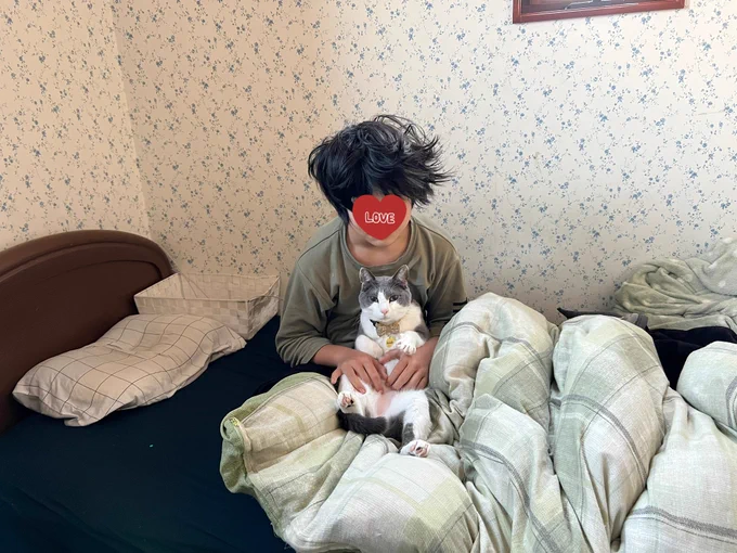 起こしにきた猫と子の寝癖