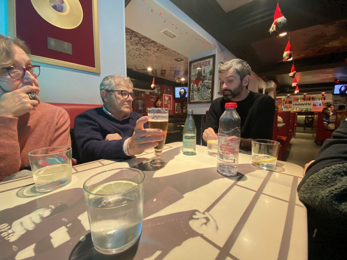 sifactoria's tweet photo. Avui hem sigut molt poquets, a Factoria SI, però hem gaudit d’una hora i mitja de conversa amb en Lluc Ubach, dramaturg, que ens ha explicat com ha estat treballant aquests dies al voltant de les “Contragramàtiques de la violència”. https://t.co/j7ICWjNbjK