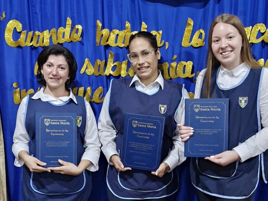 SantaMaria_ok's tweet photo. Egresadas del Profesorado de Educación Inicial: Eleordana Paula Bárbaro, Valeria Alejandra Moreno y Carolina Andrea Talavera . ¡Felicitaciones y éxitos a las flamantes profesoras!   👩‍🎓👩‍🎓 👩‍🎓 https://t.co/NNYDZMxsfm
