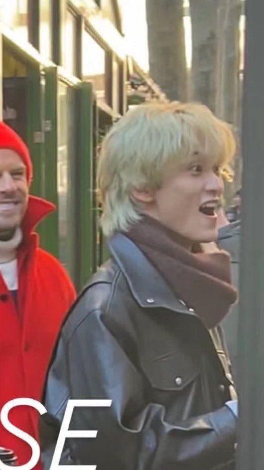 joyfulmarkly's tweet photo. he even changed his hair from blonde to black in one day so that he look more like Mark Lee, he came to watch the contestants but he couldn’t cause most of you cant act normal omg we could’ve got a fun interaction between him and the contestants but nvm.. https://t.co/W3bqcQuoz6
