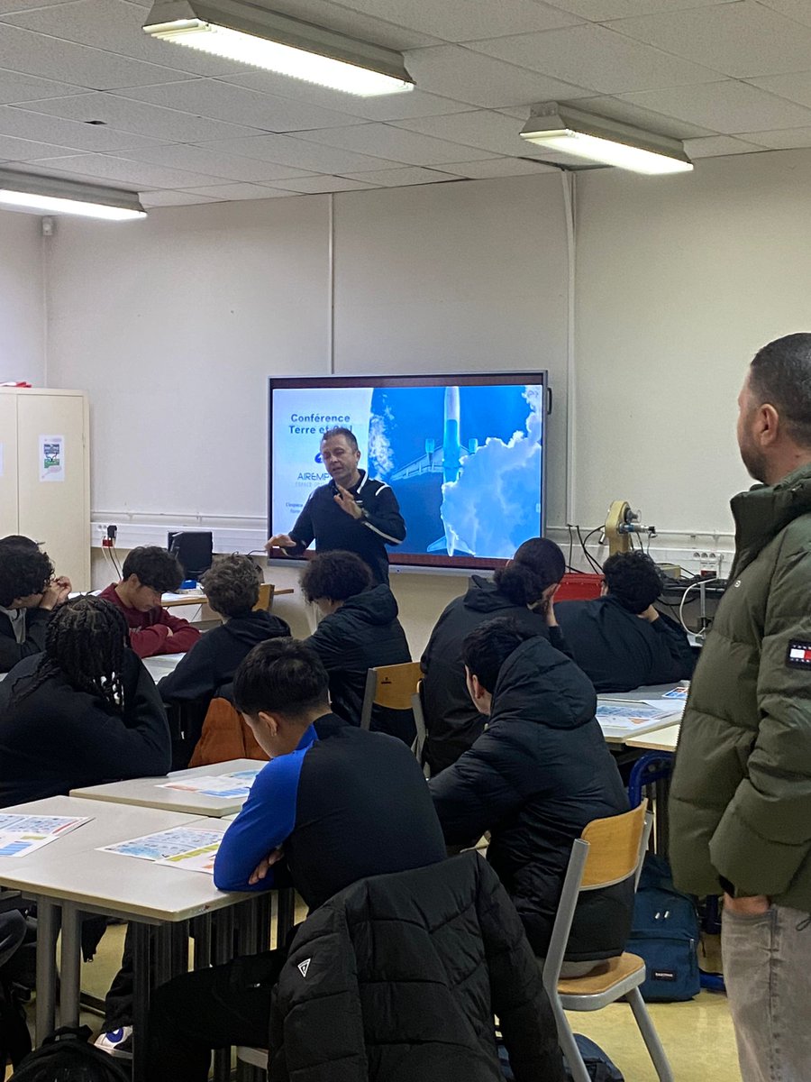 GermePatricia's tweet photo. Au @LPOMaryseConde les élèves de #STI2D ont suivi avec une grande attention la conférence sur l’aéronautique, les emplois et formations par David de @airemploi
Mise en lumière des #softskills pour des élèves conquis par le #champdespossibles
👏Ms KHAM&amp;AGGOUN&amp;MESSAOUDI
profs STI😊 https://t.co/Ph2lLaO5XH
