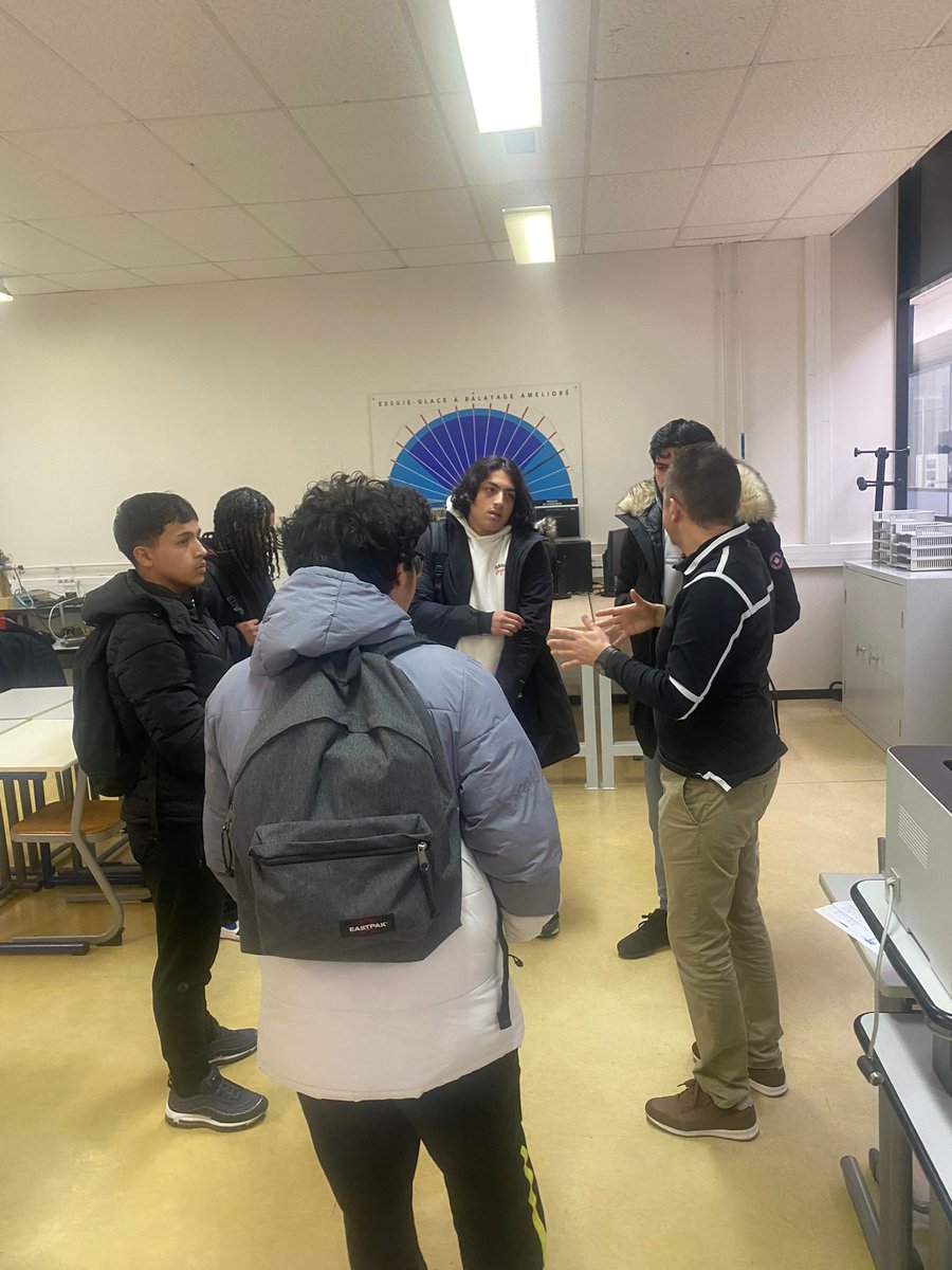 GermePatricia's tweet photo. Au @LPOMaryseConde les élèves de #STI2D ont suivi avec une grande attention la conférence sur l’aéronautique, les emplois et formations par David de @airemploi
Mise en lumière des #softskills pour des élèves conquis par le #champdespossibles
👏Ms KHAM&amp;AGGOUN&amp;MESSAOUDI
profs STI😊 https://t.co/Ph2lLaO5XH