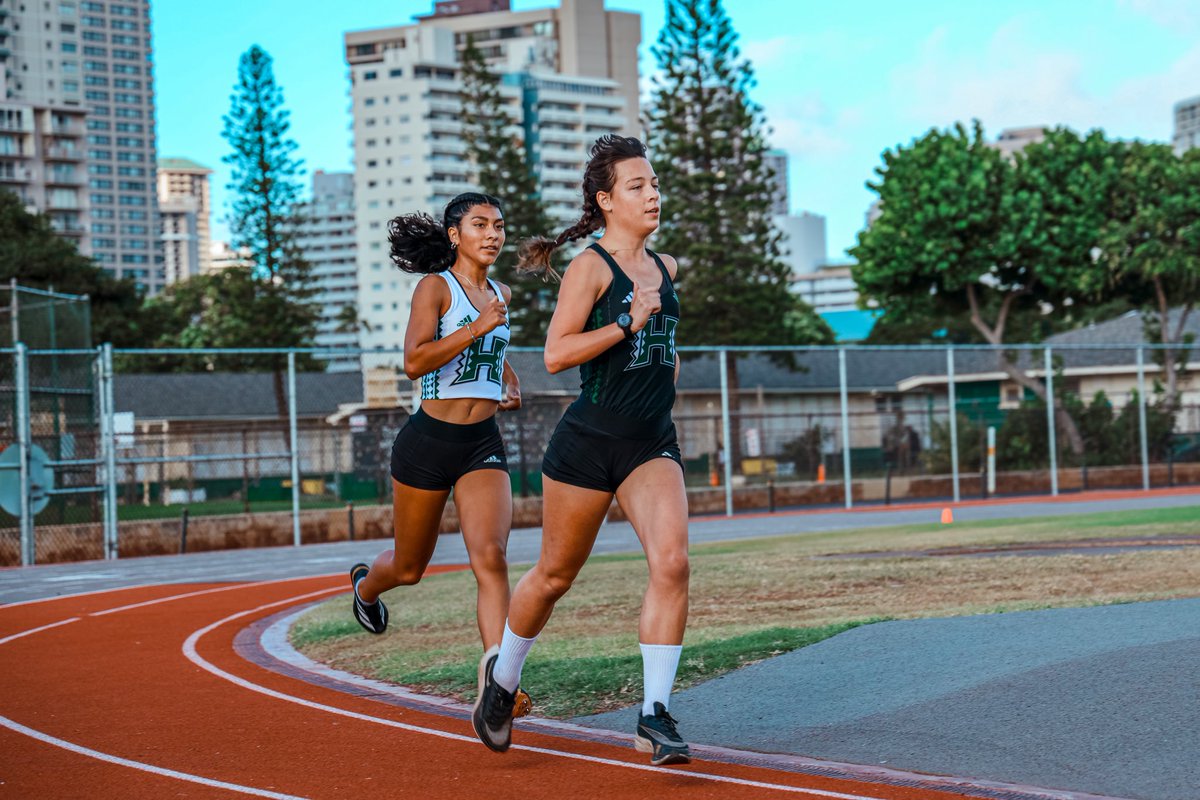 HawaiiXCTF's tweet photo. Out here COMPETING 😤

#GoBows https://t.co/6b2fe6WChE