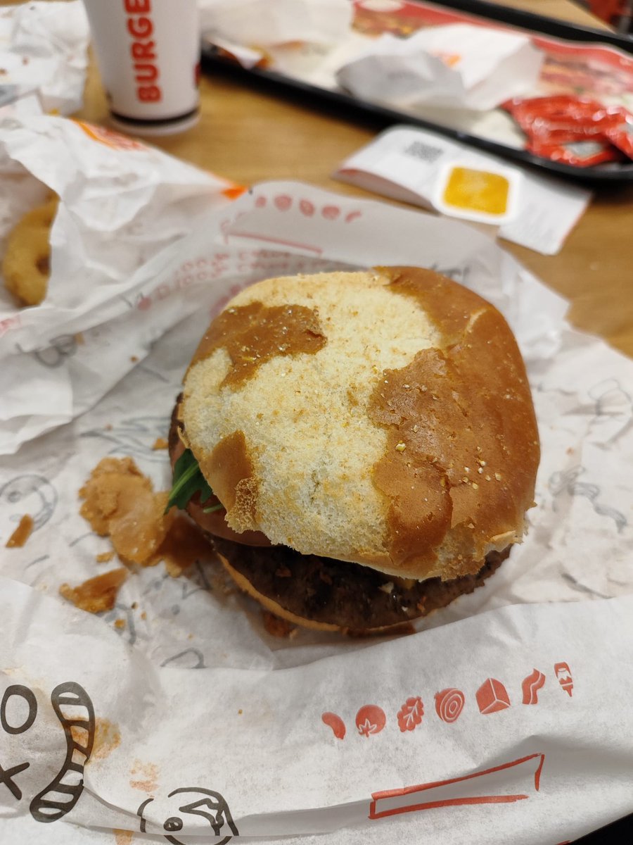 carrufabi's tweet photo. @Dabizdiverxo solo te informo de cómo hacen tus hamburguesas en el burguer King de espartales de Alcalá de henares. Desecha sin bacon casi sin salsa y este aspecto https://t.co/tblaVU73cG