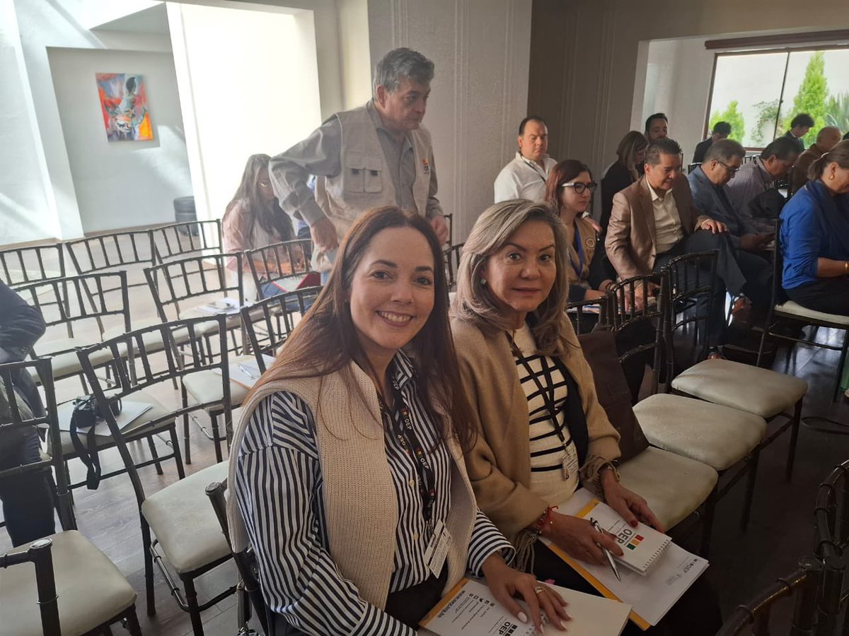 La miembro titular del #PlenoJCE, Hirayda Fernández, y el asistente técnico de la presidencia, <a href="/Malaquias36/">Malaquias Contreras</a>, representan a la #JuntaCentralElectoral en la misión de observación de la <a href="/UNIORE/">UNIORE</a> para las elecciones judiciales del 15 de diciembre en #Bolivia 🇧🇴 

Hoy, el <a href="/TSEBolivia/">TSE Bolivia</a>
