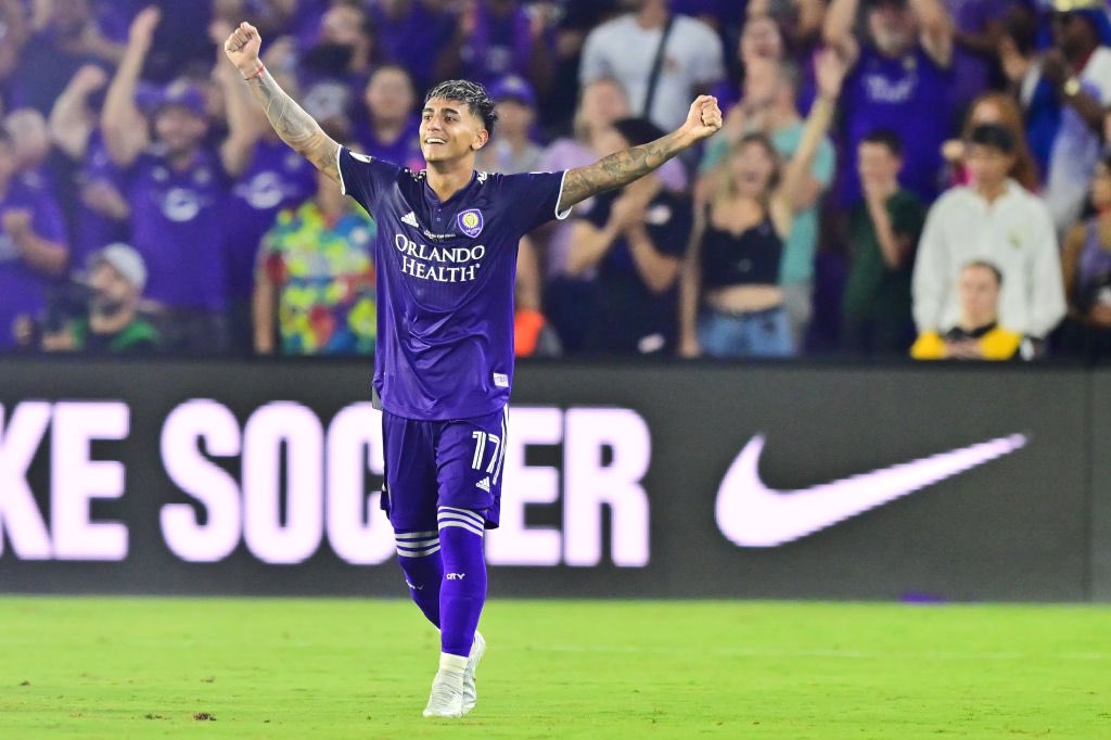 FabrizioRomano's tweet photo. 🟢🇺🇾 Palmeiras are now ahead of Cruz Azul again for Facundo Torres as talks are moving to final stages.

After formal bid from Cruz Azul in last 24h, Verdão improved their proposal and got the green light from the player. https://t.co/yVAo7gzRBN