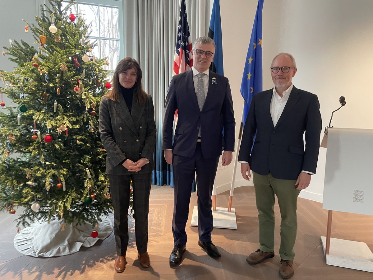 How to bridge misunderstandings &amp; unite EU &amp; U.S., no matter who’s in the White House? At Estonian Amb. Prikk's D.C. invitation, we shared <a href="/EUI_Schuman/">The Robert Schuman Centre</a> research with EU ambassadors to D.C. Inspired by their practical knowledge, we bring new energy back home! <a href="/EUI_EU/">European University Institute</a>  <a href="/Ej_Europe/">Erik Jones</a>