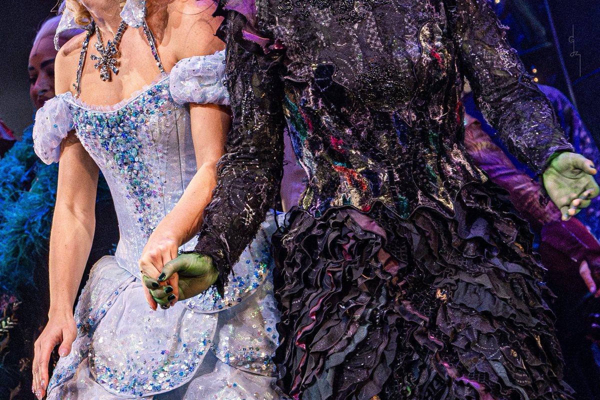gamzev_pics's tweet photo. 241213 #Wicked UK #위키드 런던
-

#RebeccaBotterill Elphaba
#ChristineTucker Glinda https://t.co/6kF5J3yKIg