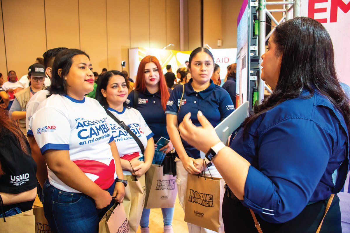 creandohn's tweet photo. ¡Dijimos NO a la violencia! 🤚
En el evento "Yo digo no a la violencia" de @USAIDHonduras, más de 100 jóvenes de CASC participaron en actividades y aprendieron sobre la prevención de violencia con nuestra estación Prevenciopoly y stand 🌟💜
#16DíasDeActivismo #Prevención https://t.co/qKhZZqshDB