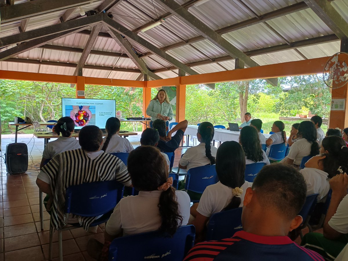 FPoligrow's tweet photo. En nuestra semana temática Agritech 4.0 en la Institución Educativa Jorge Eliécer Gaitán demostramos cómo integrar la tecnología en el agro es clave para la toma de decisiones. Charlas, actividades dinámicas y mucha innovación. ¡Así trabajamos por un campo más eficiente! https://t.co/dhnlYYOLFj