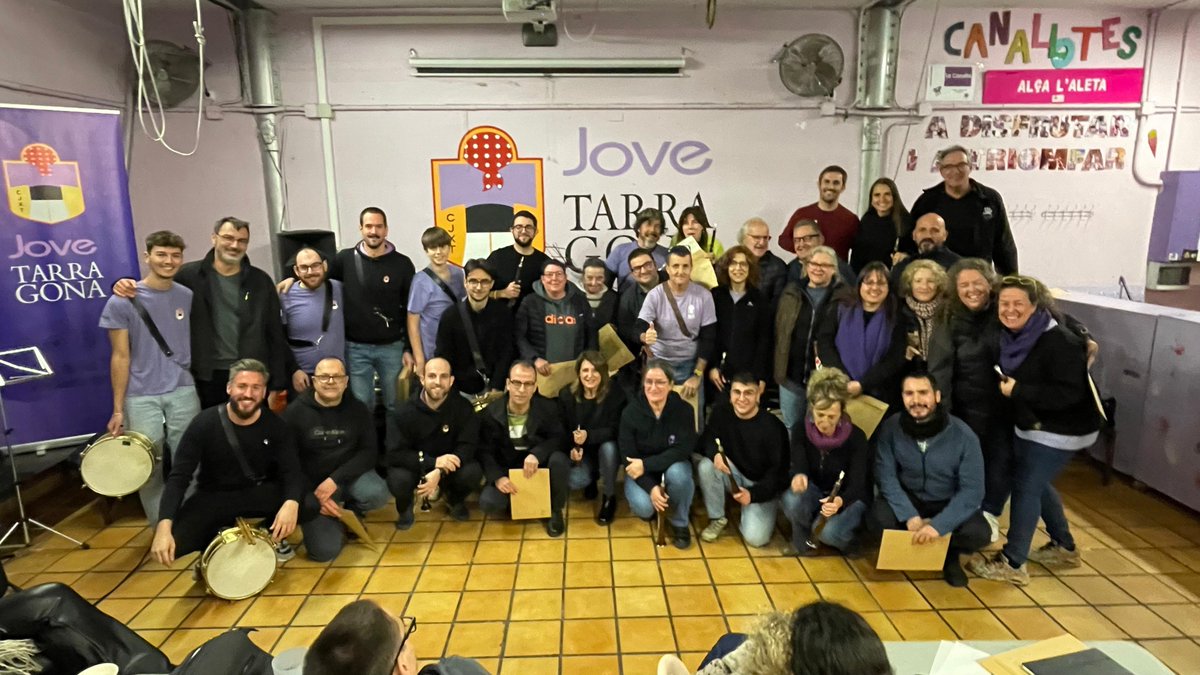 JoveDeTarragona's tweet photo. 🎺 Tenim una banda sonora de categoria! Ahir vam celebrar un Escudegralles genial, amb amics d'ara i de sempre dels nostres timbals i gralles!

😍 Al final vam viure l'estrena de la versió més nostrada del Serà perquè t'estimo i un Amparito de germanor molt especial!

#AllòQueVolem #castells #45anysCJXT