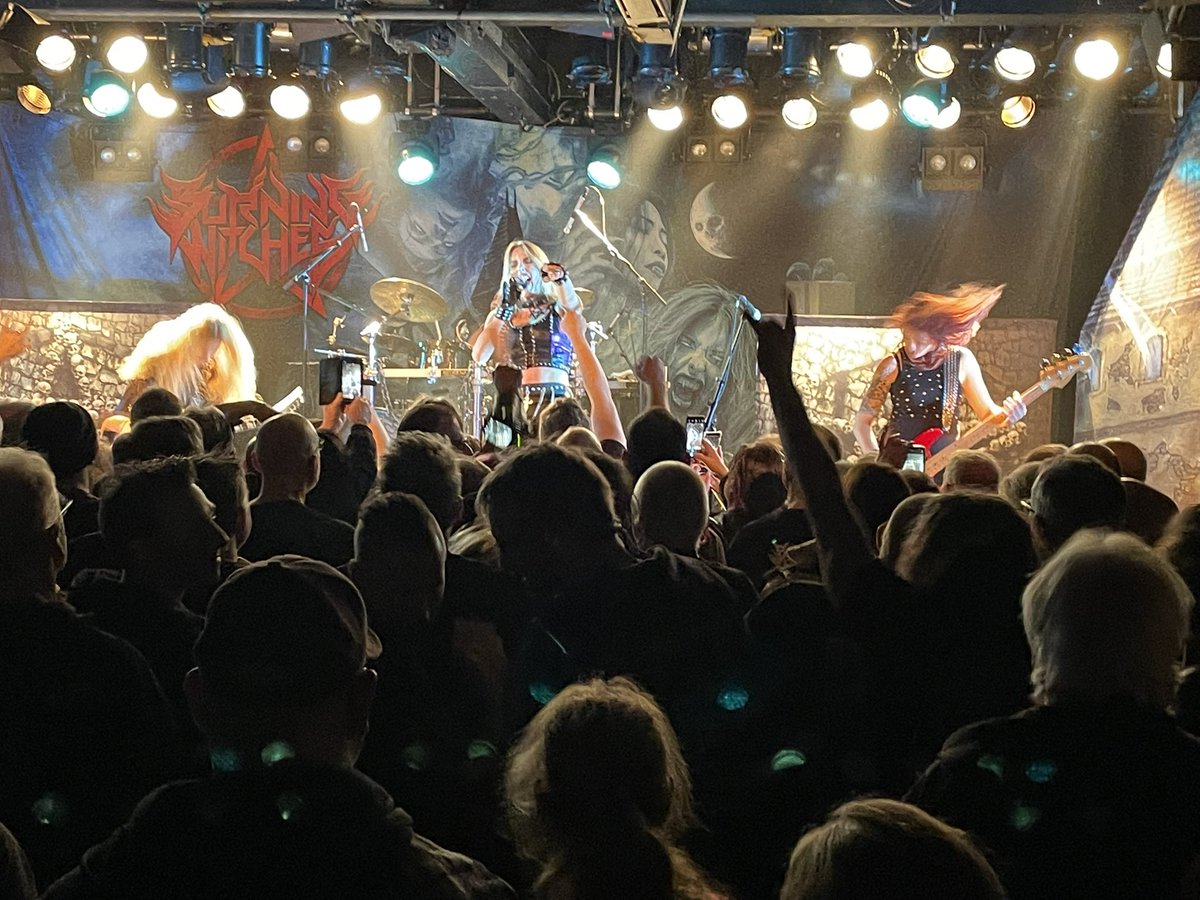 beatflach's tweet photo. Kleine Bühnen und grosse Musik! Ich liebe das! 🎸🎸🎸🤘🤘🤘 https://t.co/ey6iejxQ8A