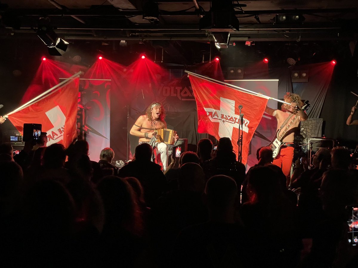 beatflach's tweet photo. Kleine Bühnen und grosse Musik! Ich liebe das! 🎸🎸🎸🤘🤘🤘 https://t.co/ey6iejxQ8A