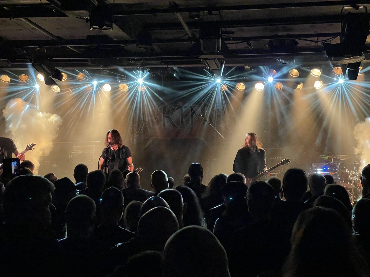 beatflach's tweet photo. Kleine Bühnen und grosse Musik! Ich liebe das! 🎸🎸🎸🤘🤘🤘 https://t.co/ey6iejxQ8A