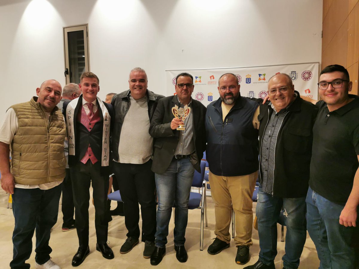 En la noche de hoy hemos recibido el premio a la "lucha" por parte de la Agencia Matic Eventos.  Para nosotros es un reconocimiento q nos empuja a seguir luchando cada día por nuestro sueño,  por nuestro Carnaval.  En nombre d todos  los componentes de Nipico muchisimas gracias