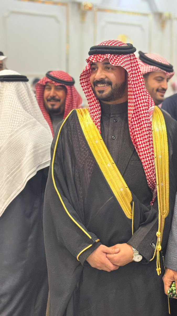 amer_h_6's tweet photo. كلن يبيها مير ماهي على الكيف 
ما تعشق إلا صيرمين ندب له

شروا حسن يستاهله مكرم الضـيف
عودن يحووز النعم و الصعب حله

ما صر ماله و يحسب للمصاريف
شامخ شموخ طويق ثابت محله 

و لا ععياله ناطحين الصواديف
ياحي هاك العود ياحي شبله

ل شاعرها القدير @ضاري ابن مطر العتيبي https://t.co/s2gbA2Hzda