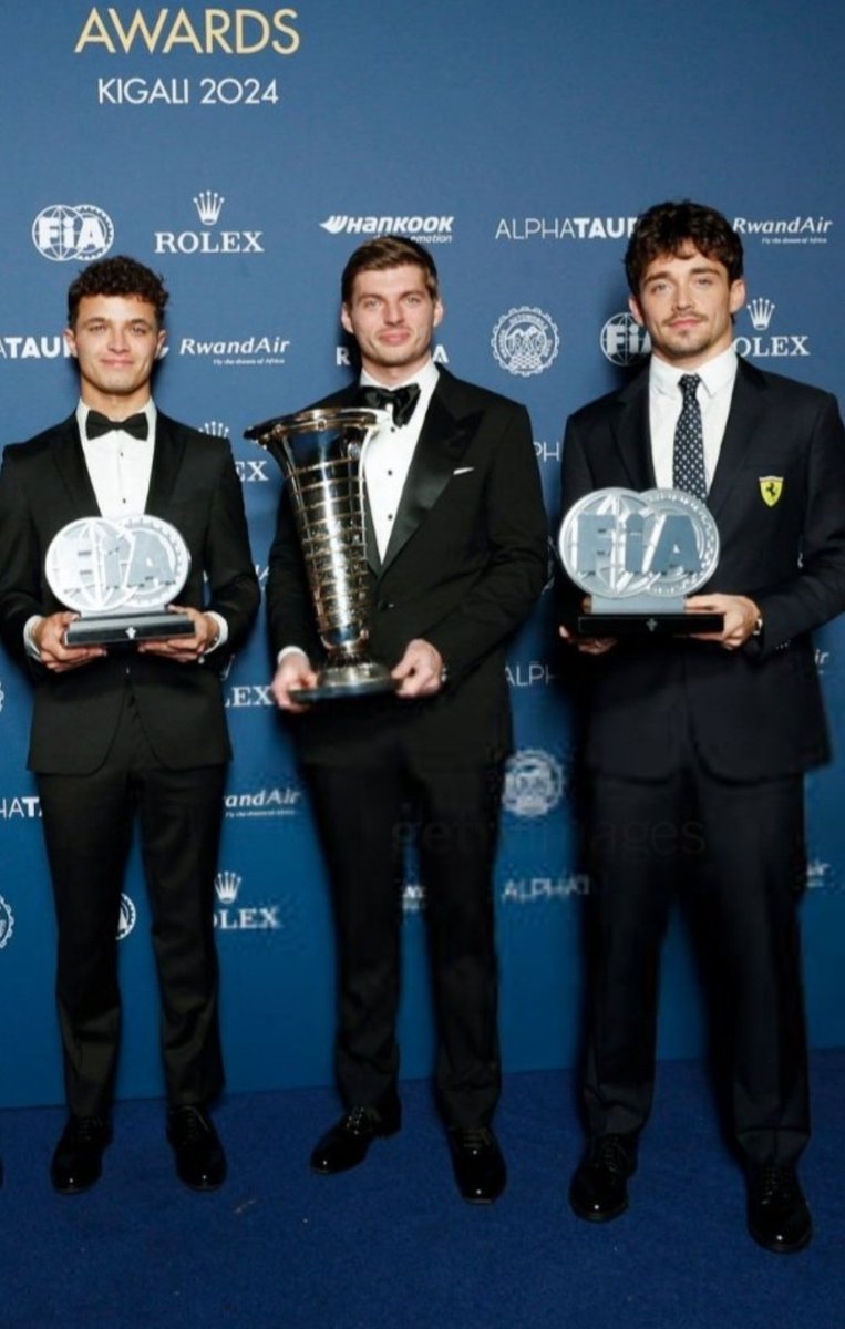 ferra_ria's tweet photo. please ignore their faces (as much as that may be hard) for a hot second and look at their trousers because the difference is taking me out😭😭😭 https://t.co/5emFEI7Ui9
