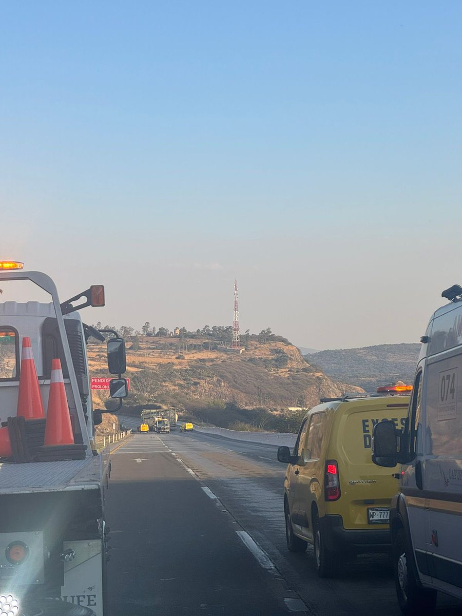MEMO_FV's tweet photo. @CAPUFE La unidad con exceso de dimensiones y todos los involucrados en su transporte ocupan los 3 carriles, no permiten el flujo de tránsito por ningún lado. https://t.co/tWS03chO4K