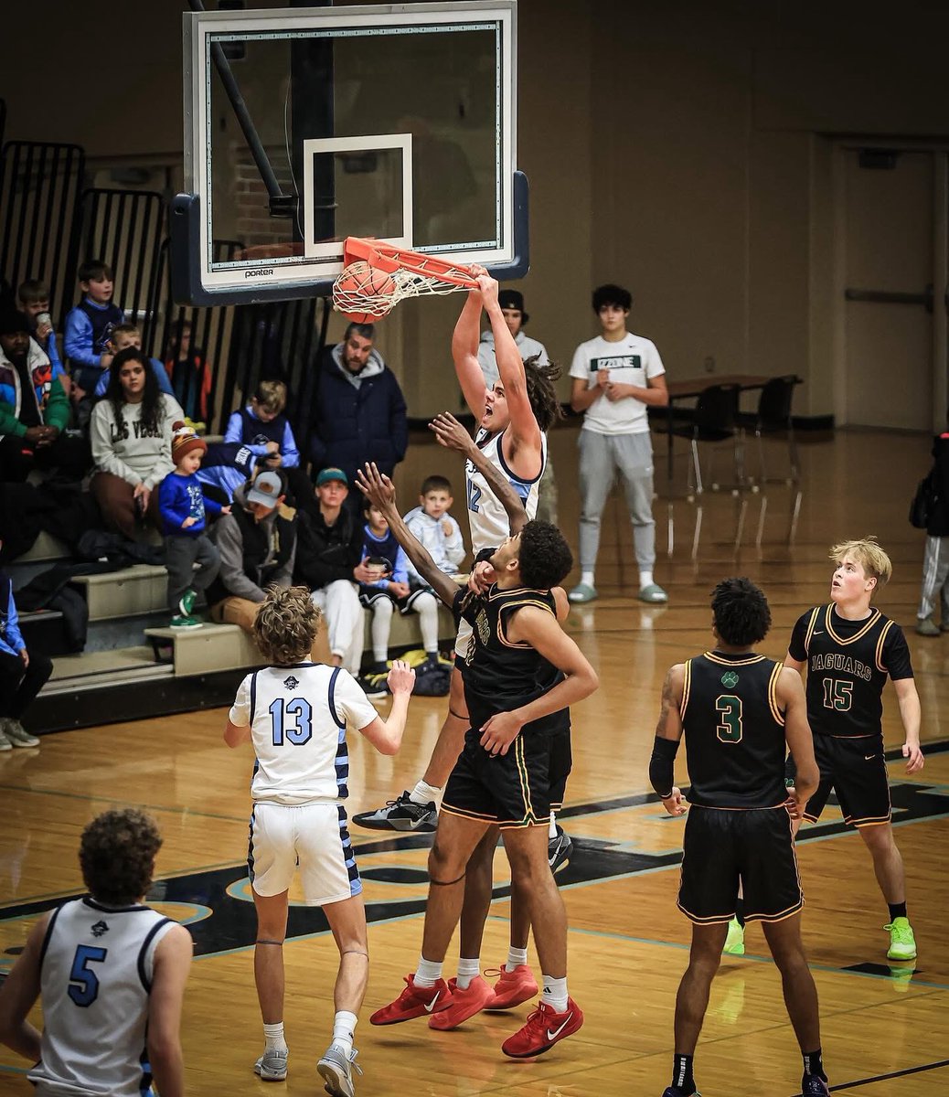 Bay Port Senior Mondes Kelly slams home two of his 13 points against Ashwaubenon on Thursday 
Senior Conner Gering led Bay Port with 17 points however it wasn’t enough as Ashwaubenon came out on top 81-74
Great job guys!
#BLIZZFAM