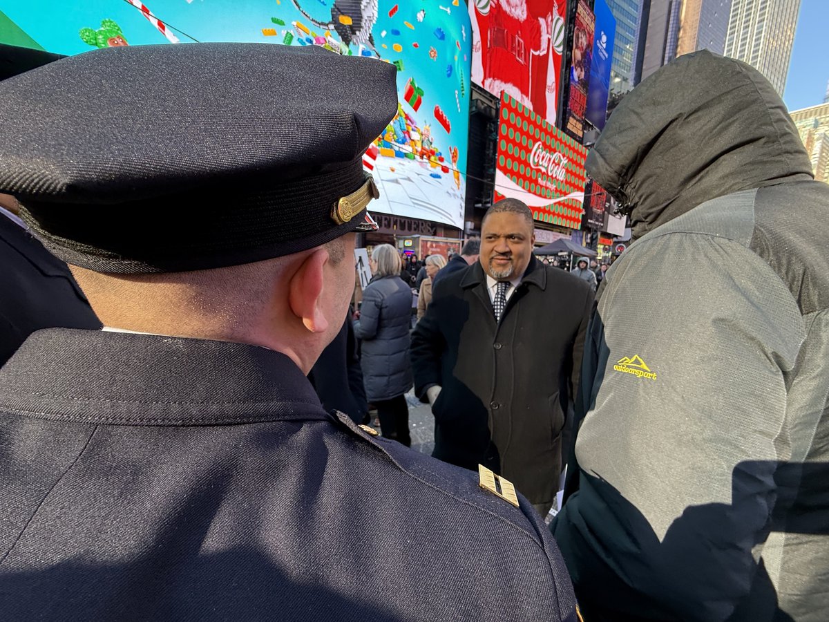 philobr's tweet photo. I'd have usually taken my SLR and 80-200m zoom to this sort of event at Times Square today — but I'm very happy with the results from my new iPhone 16 (in some challenging light). https://t.co/VhSD2G1JJU