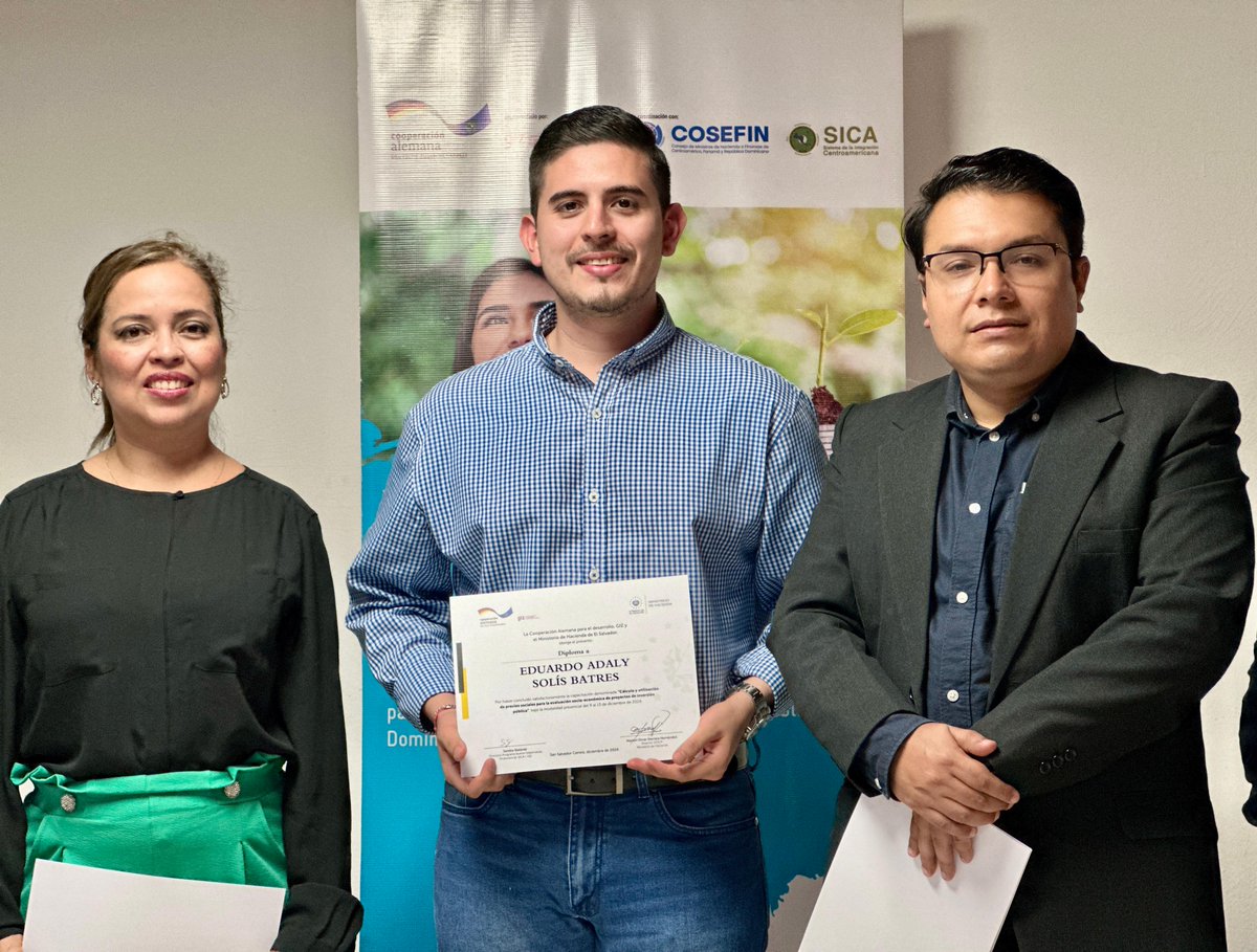 BuenaGobernanza's tweet photo. ✅Concluimos el taller sobre evaluación socioeconómica de proyectos de inversión pública.

💡 Gracias a los esfuerzos conjuntos con @HaciendaSV fortalecemos capacidades para priorizar inversiones en sectores clave como obras públicas, medio ambiente y educación. 

Por  @BMZ_Bund https://t.co/ZOTrYke6B8