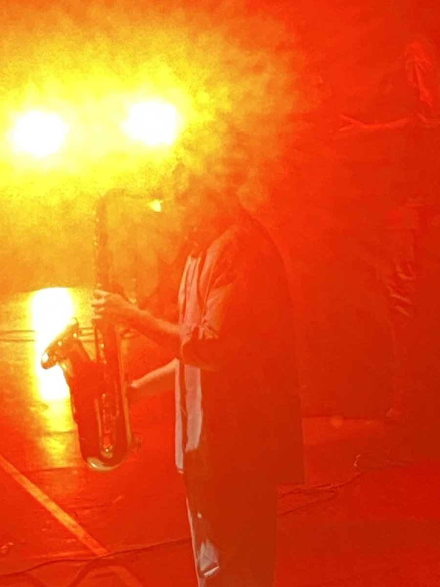 jimbrokenheart's tweet photo. Magnifique Ezra Koening au très beau concert de ⁦@vampireweekend⁩ à ⁦@adidasarena⁩ de Paris https://t.co/RcjMdf9qUj