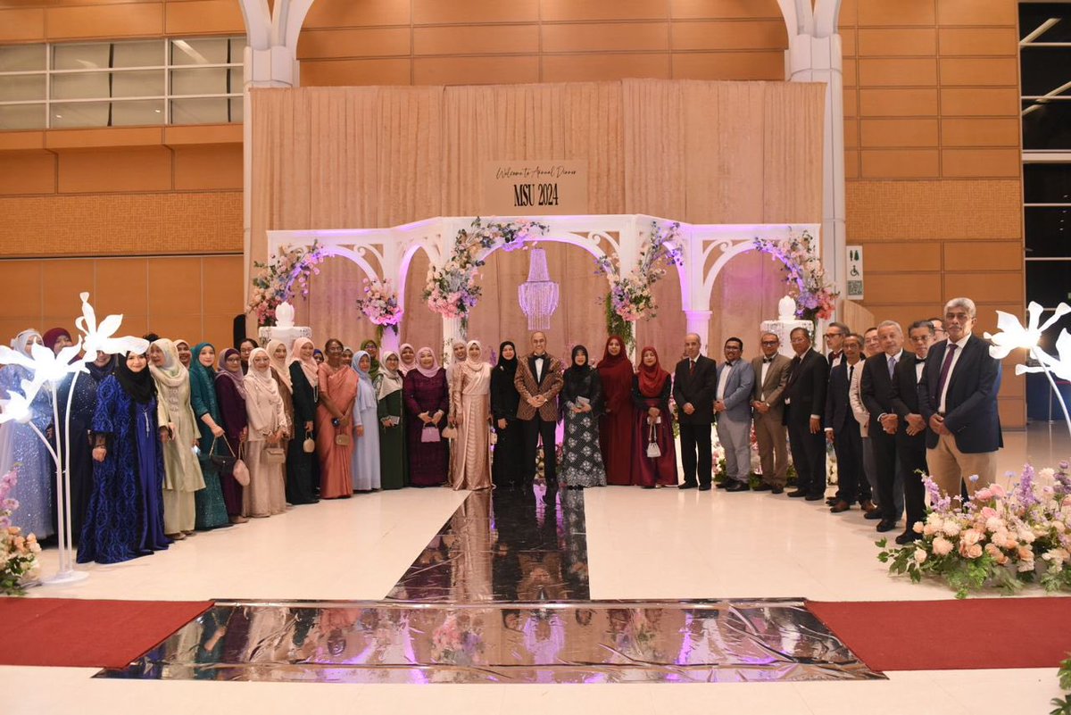 MohdShukriYajid's tweet photo. Delighted to officiate the Annual Dinner 2024, "Grandeur &amp; Grace": where the spirit of togetherness shone brightly among #MSUrians from across campuses. It's a wonderful evening celebrating our shared journey and bond #MSUAnnualDinner2024 @MSUmalaysia @MSUcollege @msumcmalaysia https://t.co/WyxWFzLClm