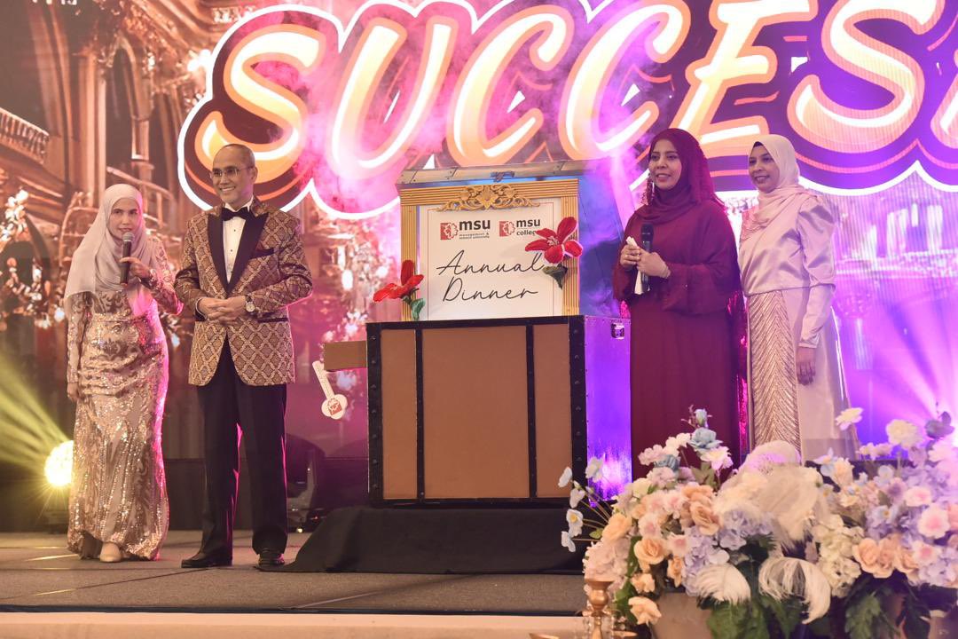 MohdShukriYajid's tweet photo. Delighted to officiate the Annual Dinner 2024, "Grandeur &amp; Grace": where the spirit of togetherness shone brightly among #MSUrians from across campuses. It's a wonderful evening celebrating our shared journey and bond #MSUAnnualDinner2024 @MSUmalaysia @MSUcollege @msumcmalaysia https://t.co/WyxWFzLClm