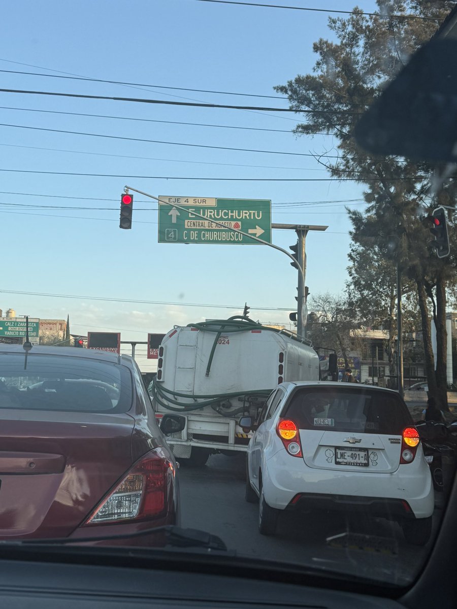 MaRaYa0415's tweet photo. Exactamente en Av. Té y Av. Churubusco, está esta pipa parada, evitando la circulación @trafico889 @OVIALCDMX https://t.co/S2QbEpKGCe
